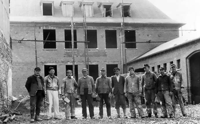 Rohbau der neuen Schule mit den Arbeitern - Greifenstein, 1950
