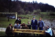 Mit der von Hans-Albert Rumpf gestalteten Tafel setzten wir unser Zeichen (damals noch als Heimat- und Verkehrsverein). Ursprünglich Teil des Zaunes im Bereich des Grillplatzes am Steimel, verweist sie – als solitäre Tafel – noch heute auf uns als Betreiber.
