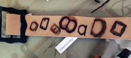 Gürtelschnallen, gefunden im Bereich der Burgruine Lichtenstein, ausgestellt im Museum Hohe Schule, Herborn