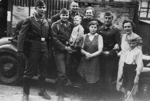 Holzhäuser Bürger mit deutschen Soldaten, die im Saal der Gastwirtschaft Knetsch stationiert waren.