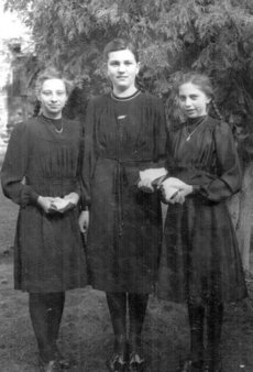 Konfirmation 1947: Die drei Konfirmandinnen v. li.: Friedel Allmenröder, Mathilde Koch, Hildegard Droß