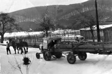 Abschleppen eines Holzgespanns Ecke Beilsteiner und Katzenfurter Straße