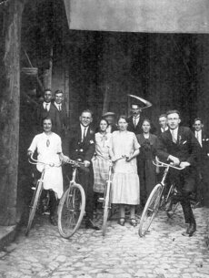 Radausflug - vorne links: Gretchen Kohlhauer, Heinrich-Karl Droß, vorne rechts: Karl Schweitzer, links daneben Lottchen Droß, geb. Rumpf