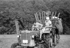 Erwin Zutt mit Mutter Charlotte, auf dem Wagen Eduard Schäfer