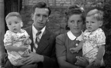 Robert und Herta Sturm mit Dieter und Horst