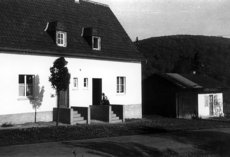 Gemeindliches Wohnhaus und ein Behelfsheim