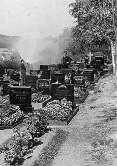 Feuerwehrübung auf dem Friedhof 1959, li. unbekannt, re. Georg Pfeiffer