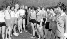 Handballmannschaft Damen 1957: linke Hälfte: v. li. ?, Evi Turk, Hilde Adomat (beide Allendorf), Karin Haubach (Beilstein), ?, Hiltrud Dross (Spielführerin), Erika Rupp (Torwart), rechte Hälfte gegnerische Mannschaft