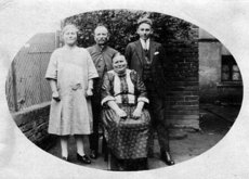v. l.: Hedwig Dross, ihre Eltern Heinrich und Philippine Dross, Ehemann Friedrich Dross