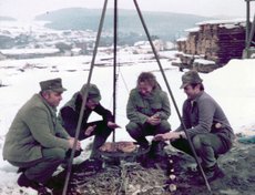 Sägewerksmannschaft beim Würstchenbraten. V. li. Gunter Schaaf, Harald Gaumann Jürgen Rink, Karl Kreutzer