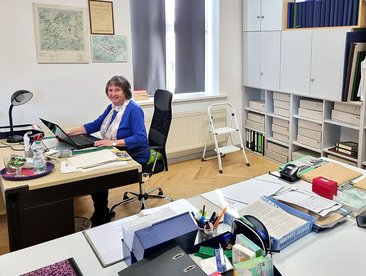 Gabi Köhler in den neuen Archiv-Räumen im DGH.