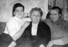 V. li.: Erna Hormel, Berta Lippert und dann???