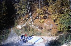 Fleißige Helfer erwarten die Ankunft der Schutzhütte am neuen Aufstellungsort 'am Flösschen'.