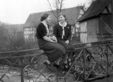 v. l.: Luise Troß, Paula Gelzenleuchter (um 1940)