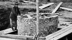Brunnenbau im Flurstück 'Vor der Mauer'. Begutachtung durch Bürgermeiser R. Würz