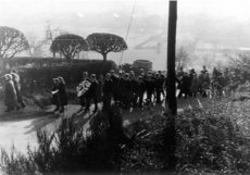 Trauerzug zum Friedhof vermutlich wegen Volkstrauertag