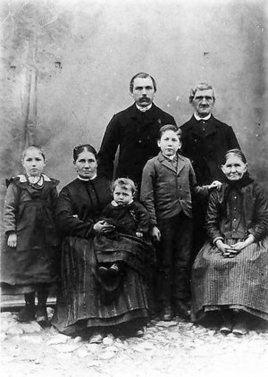 Marie Margarete Bellersheim, geb. Muck mit Familie