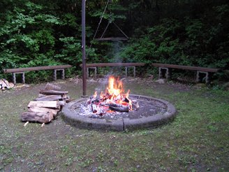 Schutzhütte am Steimel, Feuerstelle mit Schwenkgrill, Holzhausen - 