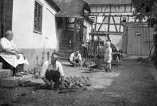 von links: Otto Vetter, zwei unbekannte Pflasterer, Horst Vetter