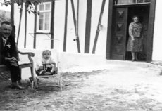 Kurt Lößner, im Wagen Friedhelm, in der Türe Martha Lößner
