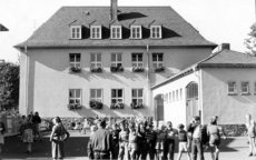 Schulhof im Frühjahr, Bildmitte Reiner Lichtenberg