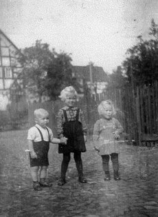 Kinder in der Ulmtalstraße: v. li. Reinhold Dross, Irma Keller verh. Henopp, Ute Keller verh. Klotz (1944)