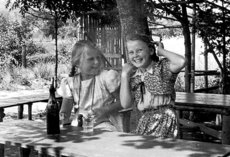 Ilse Rupp (verh. Triesch) und Hilde Heiland (verh. Haubach) in Wolfs Wirtschaft
