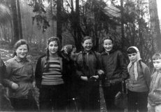 Eine Kindergruppe von Holzhausen
