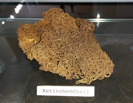 Kettenhemdteil, gefunden im Bereich der Burgruine Lichtenstein, ausgestellt im Museum Hohe Schule, Herborn