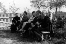 Hochzeitsgäste Bärbel Biemer (ehem. Bahnhofsweg), v. li. Bärbels Oma, ?, ?, Lehncher Keller, ?, Hedwig Biemer, ?