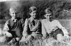 Drei Jugendliche aus Holzhausen: v. li. Hans-Peter Guggerli, Ursula Sandke, Gerhard Hopf