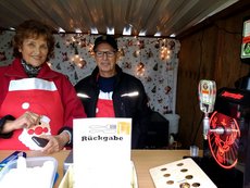 HuG-Stand auf dem Nikolausmarkt 2017 mit Helma Schauß und Manfred Sedlmair