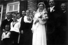 Hochzeitsgesllschaft vor "Knetsche Saal" - Klara und Rudolf Kretzer