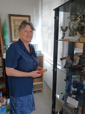 Gabi Köhler vor der Vitrine im 'unteren Archiv' mit besonderen Archivalien