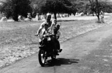 Ein vollbesetztes Motorrad – Fahrer Kurt Hormel