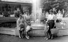 Schulausflug in den Westerburger Märchenpark: Monika und Irmgard Becker, Claus-Peter und Christel Müller