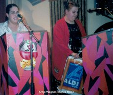 Fasching in Holzhausen Antje Wagner (li.), Bianca Rupp