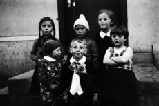 Eine Gruppe Kinder (vorn links Anna Weber, verh. Keul, hinten rechts Berta Weber)