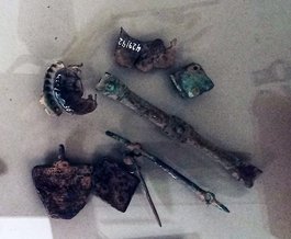 Schmuckfragmente, gefunden im Bereich der Burgruine Lichtenstein, ausgestellt im Museum Hohe Schule, Herborn