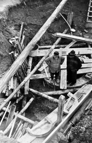 Quellfassung oberhalb des Bahndamms, von links: Heinrich Fritz, Bürgermeister Reinhard Würz