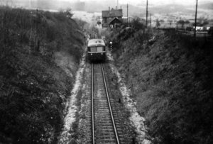 Einfahrt des Schienenbuses in den Bahnhof Holzhausen 