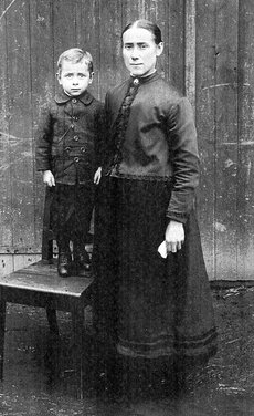 Johanette Allmenröder mit Sohn Willi, ca. 1914