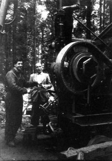 v. l.: Horst Müller, Karl Schweitzer an der Seilbahntrommel