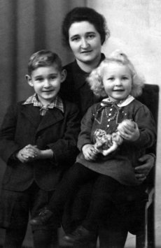Frieda Droß mit Eberhard und Hiltrud im Arm