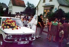 Hochzeitsgesellschaft von Gabi und Peter Köhler vor Lorsch Loare