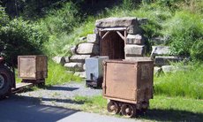 Angedeuteter Stollenmund in der Nähe der früheren Verladerampe