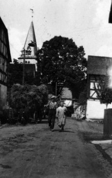 Die Ulmtalstraße damals, re. Hedwig Dross