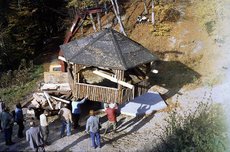 Punktgenaues Setzen der Hütte per LKW-Kran.