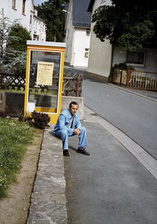 H. Rumpf vor der Telefonzelle an der Kreuzgasse