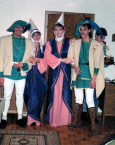 Fasching in Holzhausen mit Christiane Rumpf (3. v. l.) und Frank Dross (4. v. l.)